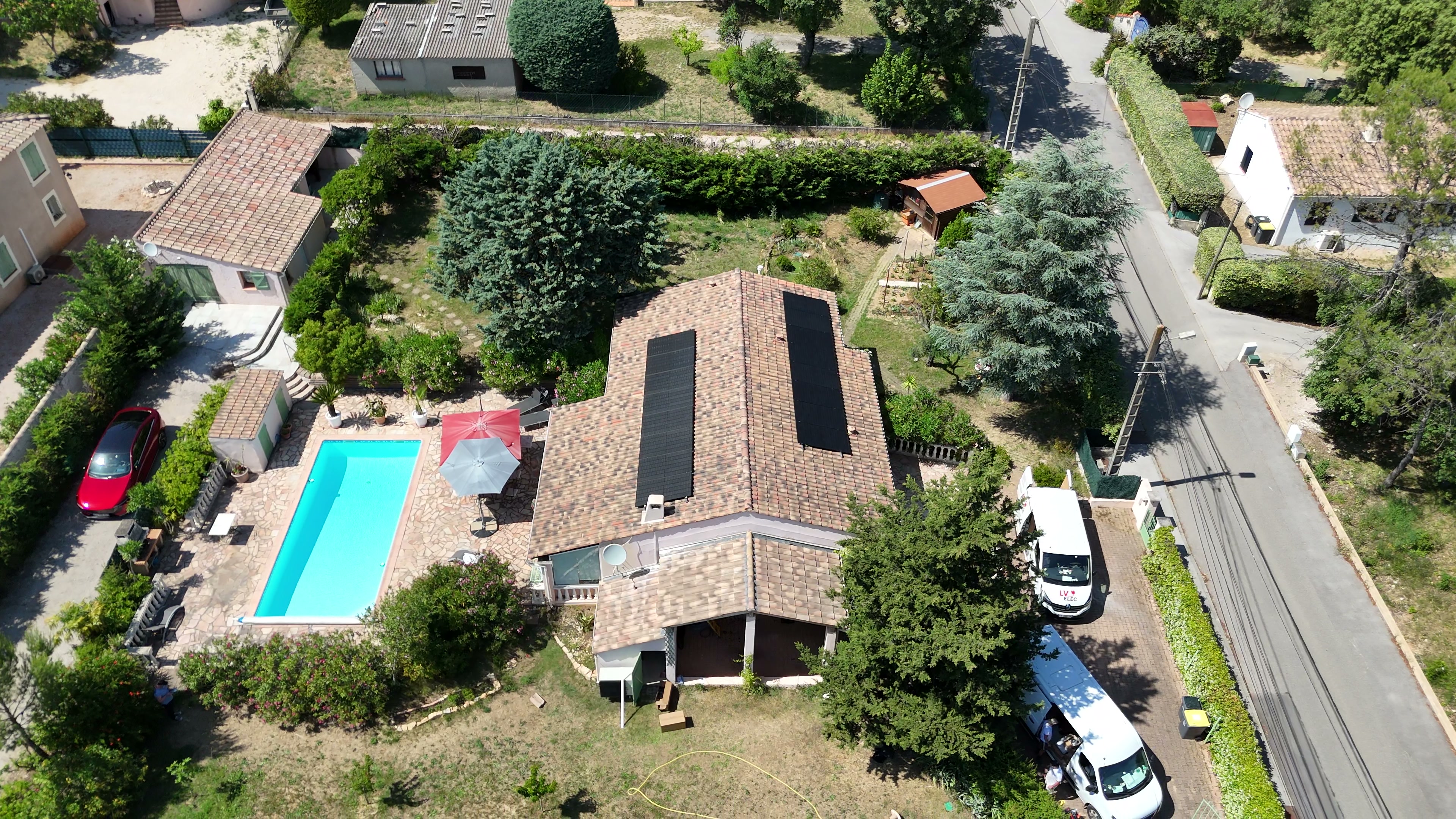 Installation photovoltaïque terminée sur pavillon avec piscine, vue drone — Côte d'Azur