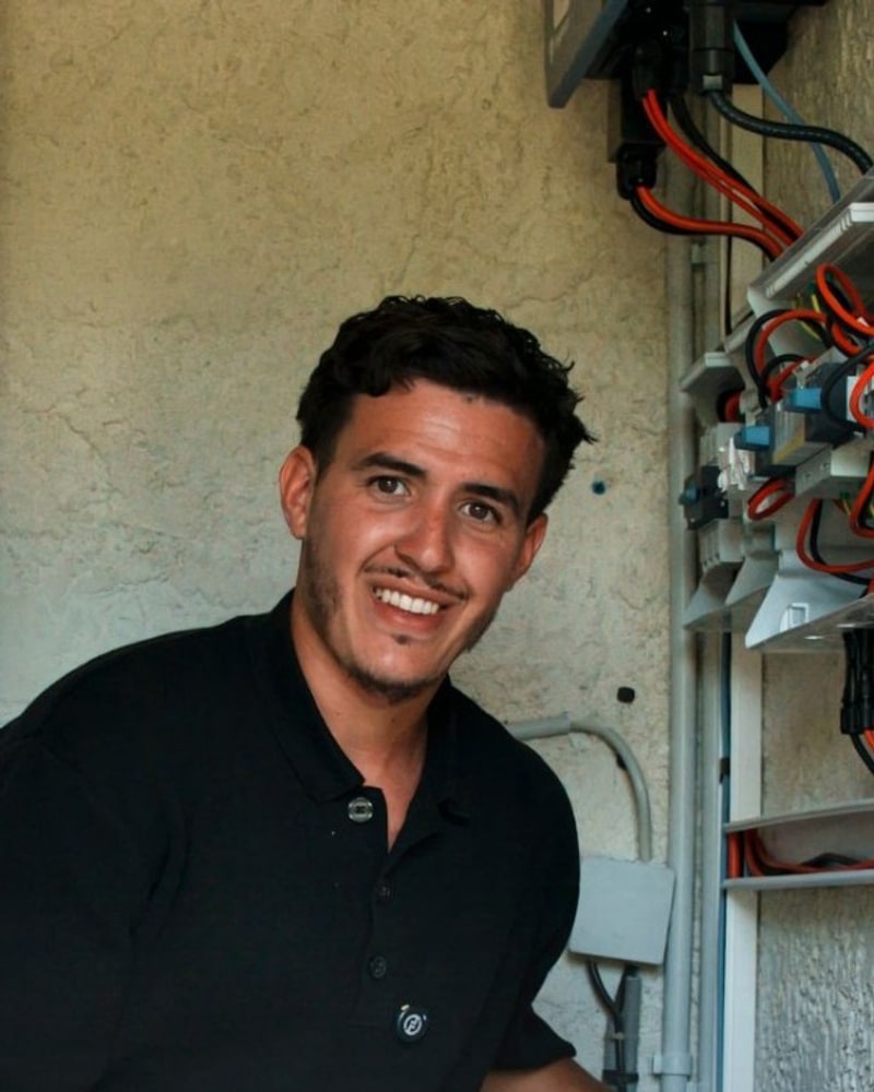 Mathis Amazigh, gérant fondateur d'Héliotoit Énergie, sur chantier